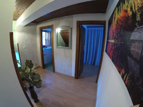 Pasillo acceso baño y Habitacion París